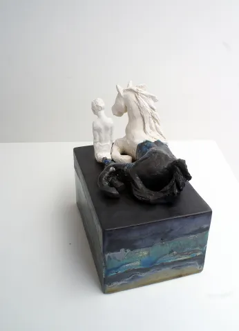 "İsimsiz" eseri RENGİN SOLMAZ SÖNMEZ tarafından 2026 yılında 14x23x22 cm ölçülerinde Seramik Heykel-Plaka Tekniği- Serbest elle şekillendirme tekniği ile yapılmıştır.