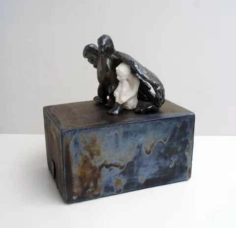 "İsimsiz" eseri RENGİN SOLMAZ SÖNMEZ tarafından 2026 yılında 15x24x22 cm ölçülerinde Seramik Heykel-Plaka Tekniği- Serbest elle şekillendirme tekniği ile yapılmıştır.
