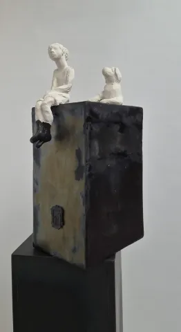 "İsimsiz" eseri RENGİN SOLMAZ SÖNMEZ tarafından 2026 yılında 11x32x14 cm ölçülerinde Seramik Heykel-Plaka Tekniği- Serbest elle şekillendirme tekniği ile yapılmıştır.