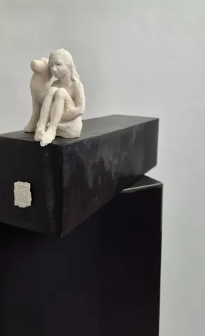 "İsimsiz" eseri RENGİN SOLMAZ SÖNMEZ tarafından 2026 yılında 10x21x36 cm ölçülerinde Seramik Heykel-Plaka Tekniği- Serbest elle şekillendirme tekniği ile yapılmıştır.