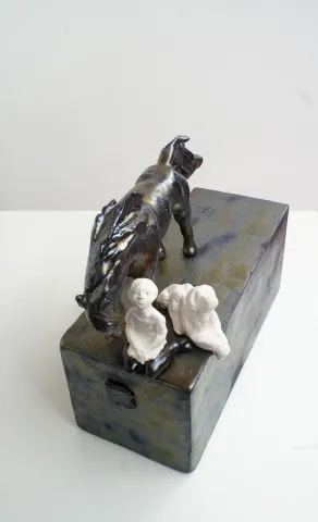 "İsimsiz" eseri RENGİN SOLMAZ SÖNMEZ tarafından 2026 yılında 13x27x30 cm ölçülerinde Seramik Heykel-Plaka Tekniği- Serbest elle şekillendirme tekniği ile yapılmıştır.