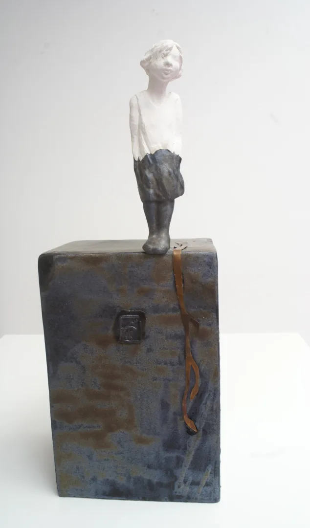 yakınlaştır "İsimsiz" eseri RENGİN SOLMAZ SÖNMEZ tarafından 2026 yılında 15x39x12 cm ölçülerinde Seramik Heykel-Plaka Tekniği- Serbest elle şekillendirme tekniği ile yapılmıştır.