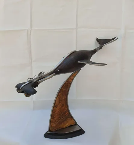 "Akvaryum" eseri SERKAN ERKOÇ tarafından 2023 yılında 48x54x33 cm ölçülerinde Metal heykel tekniği ile yapılmıştır.