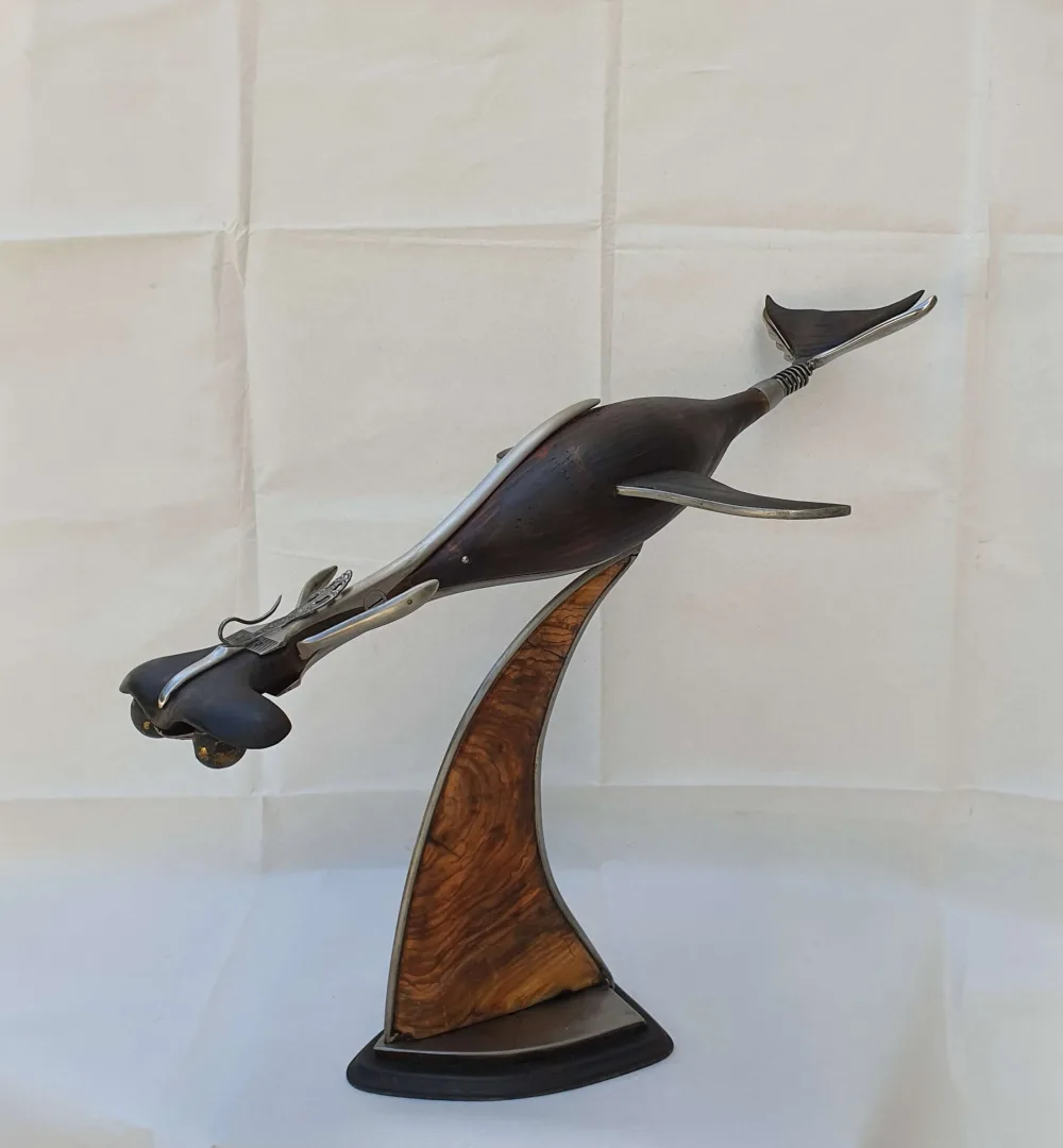 yakınlaştır "Akvaryum" eseri SERKAN ERKOÇ tarafından 2023 yılında 48x54x33 cm ölçülerinde Metal heykel tekniği ile yapılmıştır.