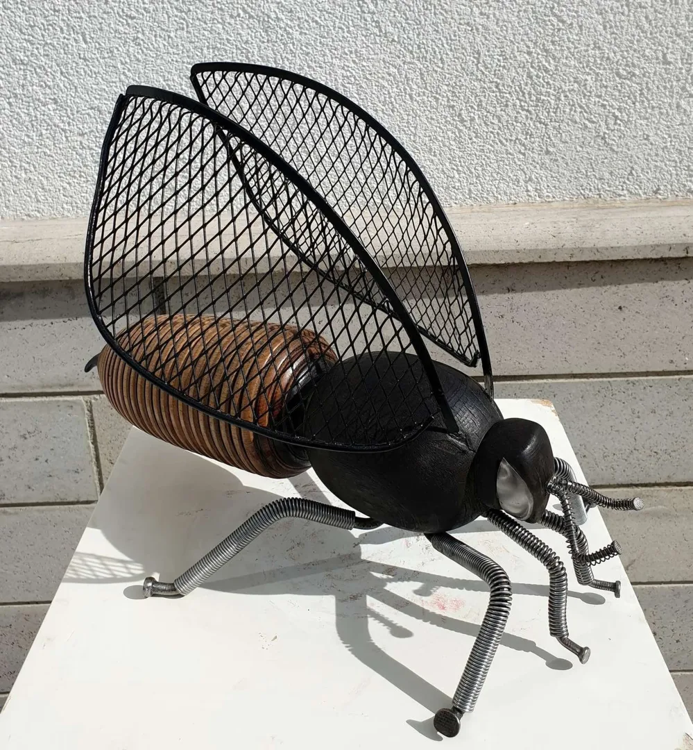 "Arı" eseri SERKAN ERKOÇ tarafından 2018 yılında 32x45x21 cm ölçülerinde Metal heykel tekniği ile yapılmıştır.