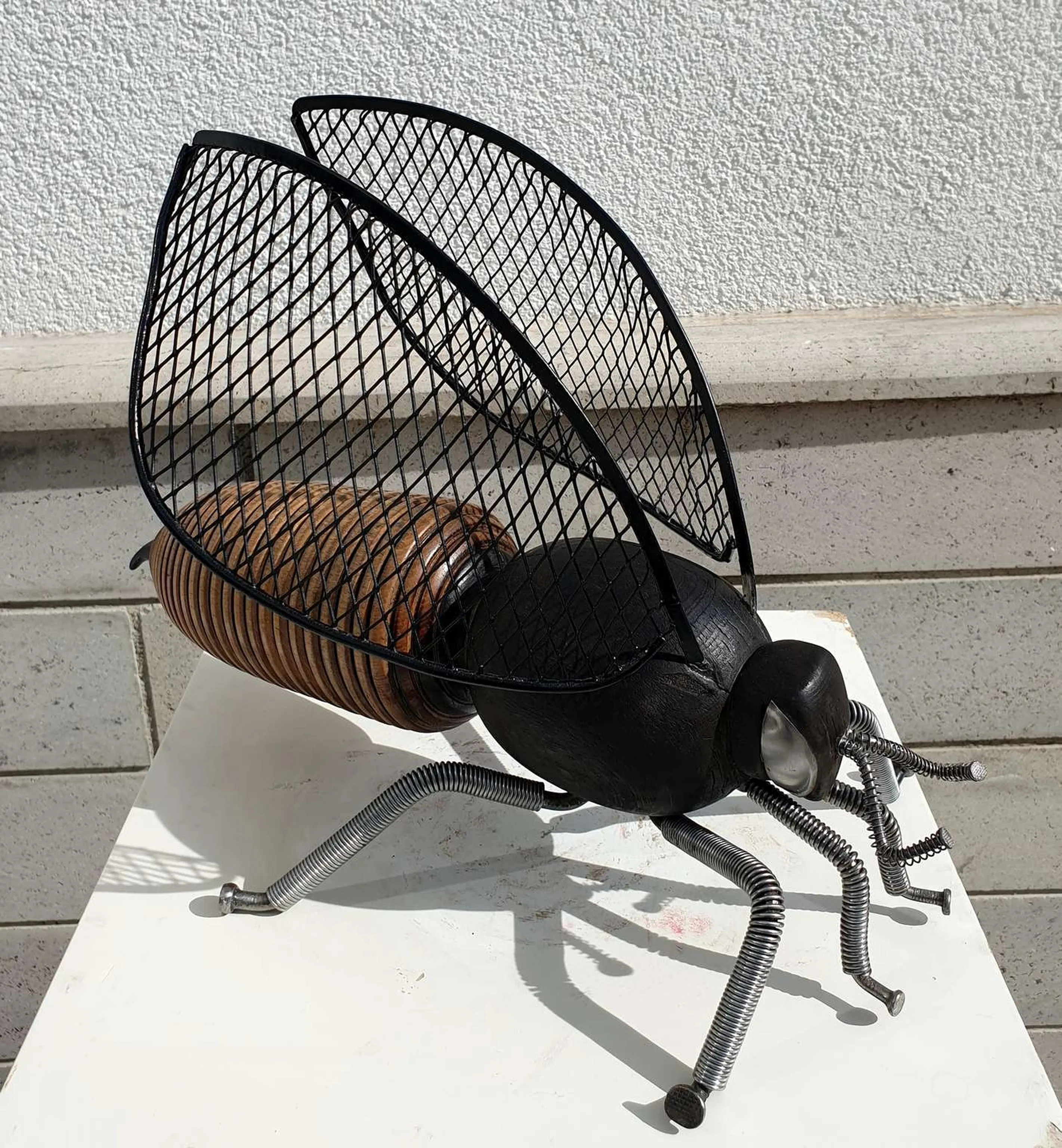 "Arı" eseri SERKAN ERKOÇ tarafından 2018 yılında 32x45x21 cm ölçülerinde Metal heykel tekniği ile yapılmıştır.