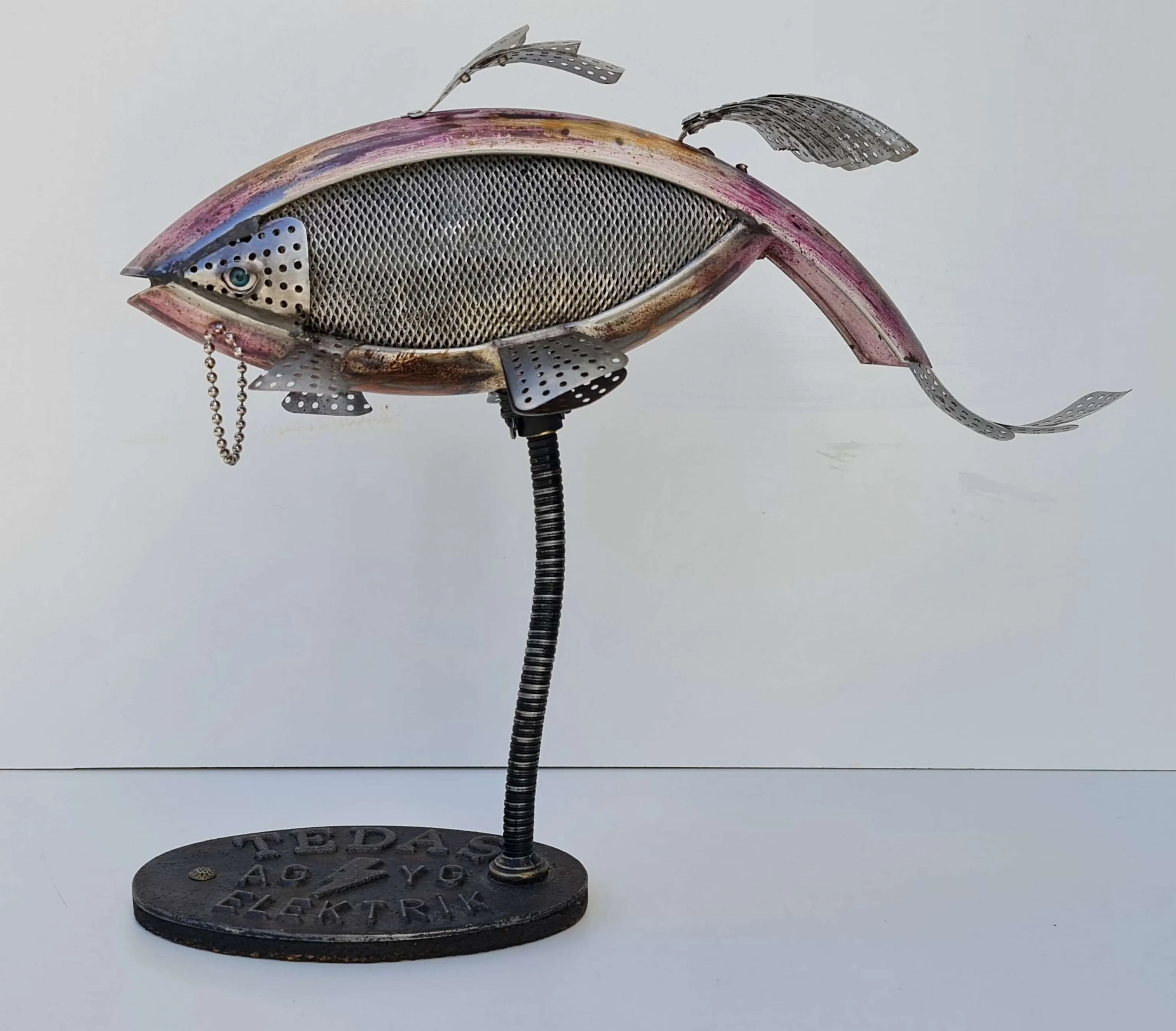"Balık" eseri SERKAN ERKOÇ tarafından 2023 yılında 37x43x16 cm ölçülerinde Metal heykel tekniği ile yapılmıştır.