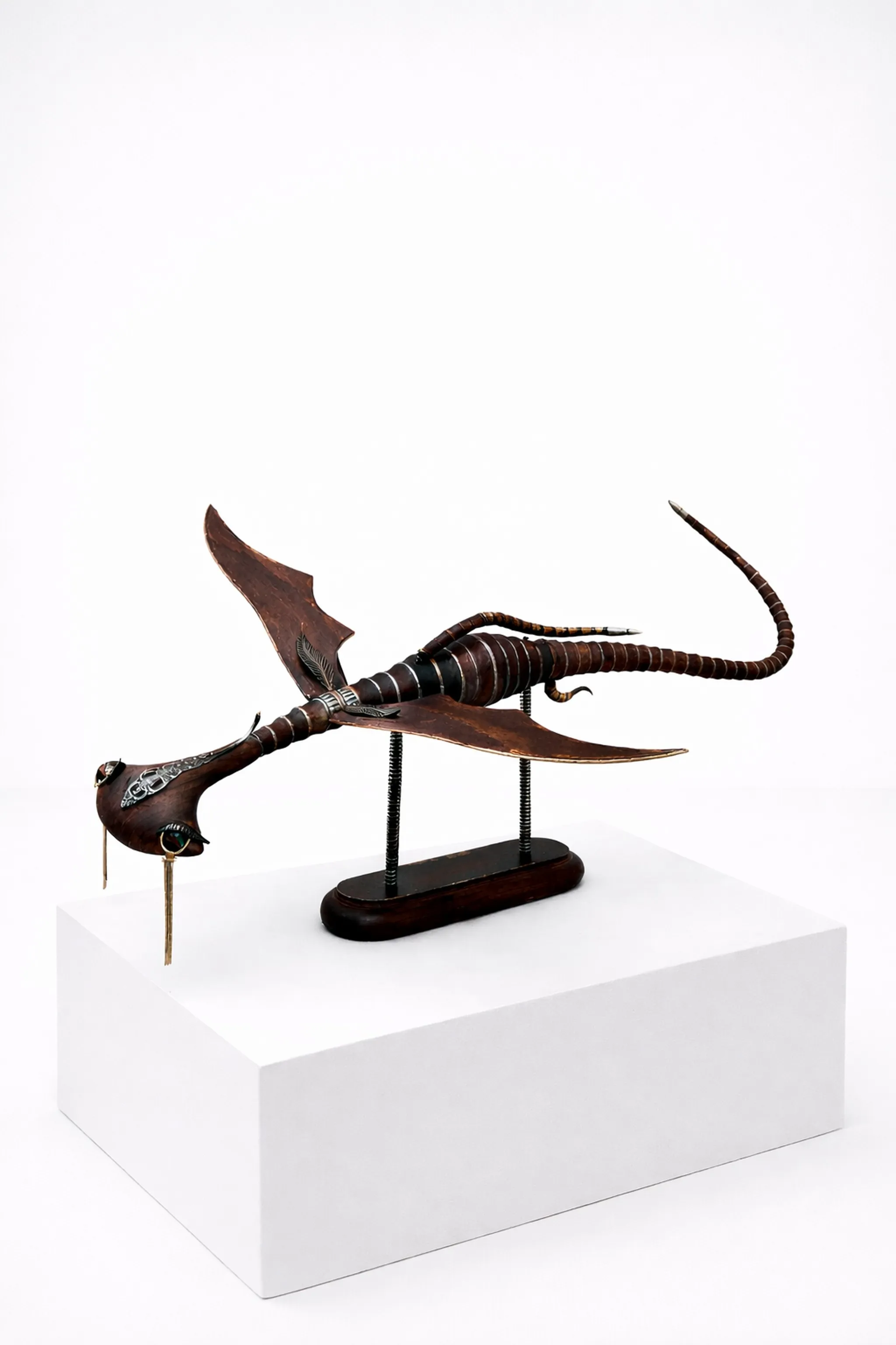 "Chrronax" eseri SERKAN ERKOÇ tarafından 2025 yılında 29x76x53 cm ölçülerinde Metal heykel tekniği ile yapılmıştır.