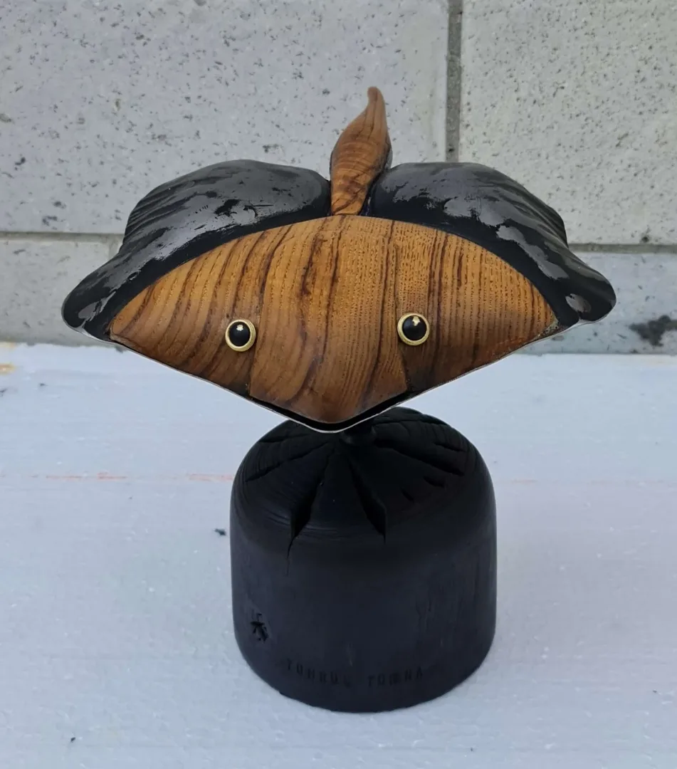 yakınlaştır "Vatoz" eseri SERKAN ERKOÇ tarafından 2019 yılında 41x21x22 cm ölçülerinde Metal heykel tekniği ile yapılmıştır.