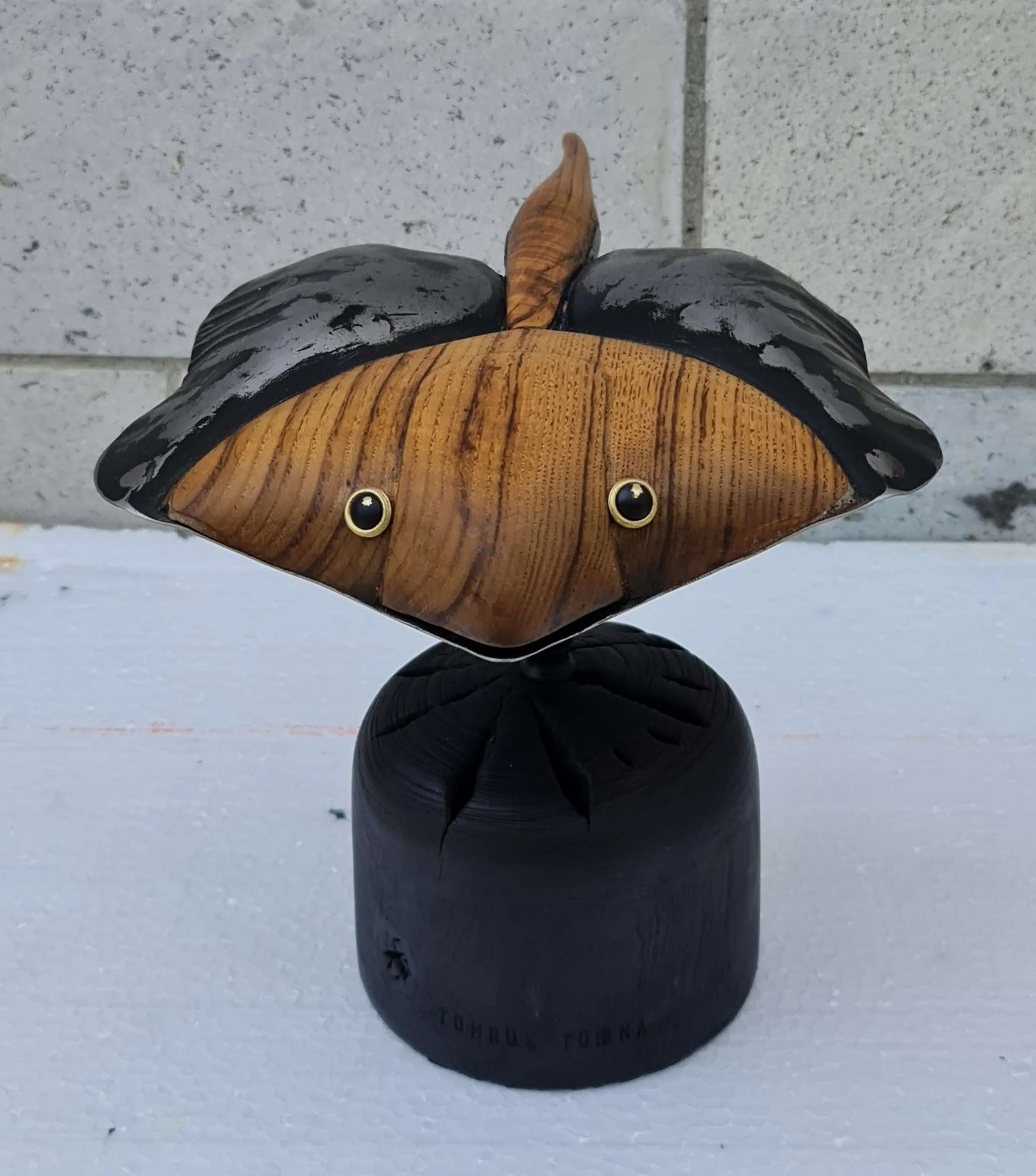 "Vatoz" eseri SERKAN ERKOÇ tarafından 2019 yılında 41x21x22 cm ölçülerinde Metal heykel tekniği ile yapılmıştır.