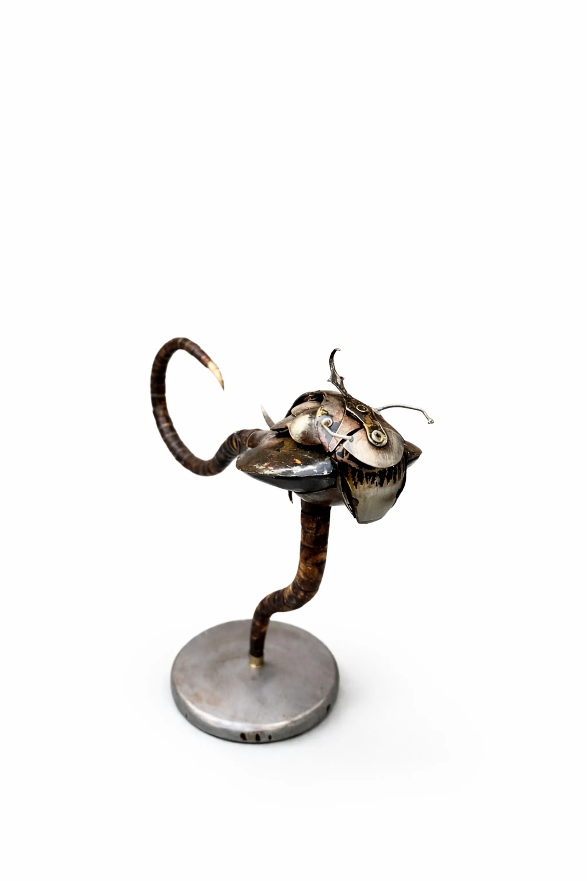 "Stranger" eseri SERKAN ERKOÇ tarafından 2025 yılında 30x40x13 cm ölçülerinde Metal heykel tekniği ile yapılmıştır.