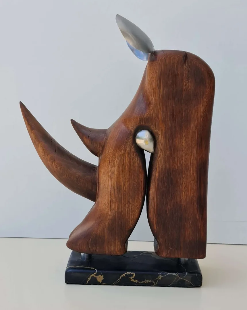 "Afrika Boynuzu" eseri SERKAN ERKOÇ tarafından 2019 yılında 38x28x9 cm ölçülerinde Metal heykel tekniği ile yapılmıştır.