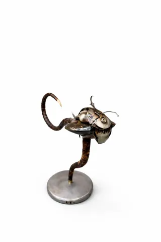 SERKAN ERKOÇ tarafından 2025 yılında 30x40x13 cm ölçülerinde Metal heykel tekniği ile yapılmıştır.