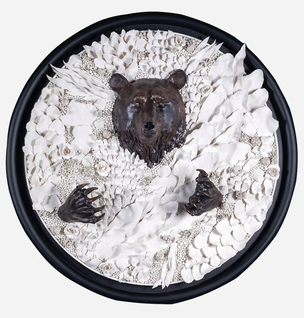 "Bear Archetype" eseri DİLA NAZ AKGÜN tarafından 2025 yılında 100x100x20 cm ölçülerinde Porselen elle şekillendirme tekniği ile yapılmıştır.