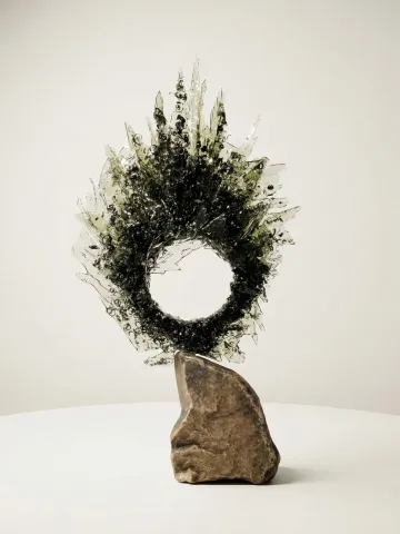 TUNCAY KOÇAY — “İsimsiz”, 2026 "İsimsiz" eseri TUNCAY KOÇAY tarafından 2026 yılında 30x56x13 cm ölçülerinde Polyester reçine, torna talaşı, doğal taş tekniği ile yapılmıştır.