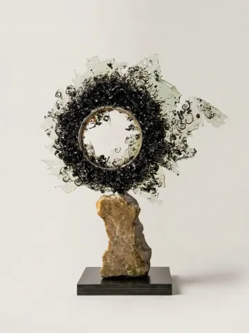 TUNCAY KOÇAY — “İsimsiz”, 2026 "İsimsiz" eseri TUNCAY KOÇAY tarafından 2026 yılında 30x38x12 cm ölçülerinde Polyester reçine, torna talaşı, ahşap, metal, doğal taş tekniği ile yapılmıştır.