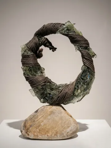 TUNCAY KOÇAY — “İsimsiz”, 2026 "İsimsiz" eseri TUNCAY KOÇAY tarafından 2026 yılında 23x35x9 cm ölçülerinde Polyester reçine, hasır ip, doğal taş tekniği ile yapılmıştır.