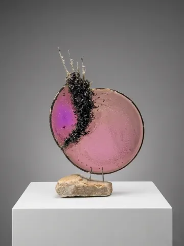 TUNCAY KOÇAY — “İsimsiz”, 2026 "İsimsiz" eseri TUNCAY KOÇAY tarafından 2026 yılında 30x45x15 cm ölçülerinde Polyester reçine, torna talaşı, metal, doğal taş tekniği ile yapılmıştır.