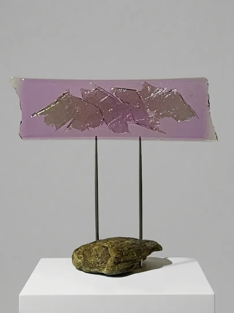 "İsimsiz" eseri TUNCAY KOÇAY tarafından 2026 yılında 34x34x14 cm ölçülerinde Polyester reçine, metal, doğal taş tekniği ile yapılmıştır.