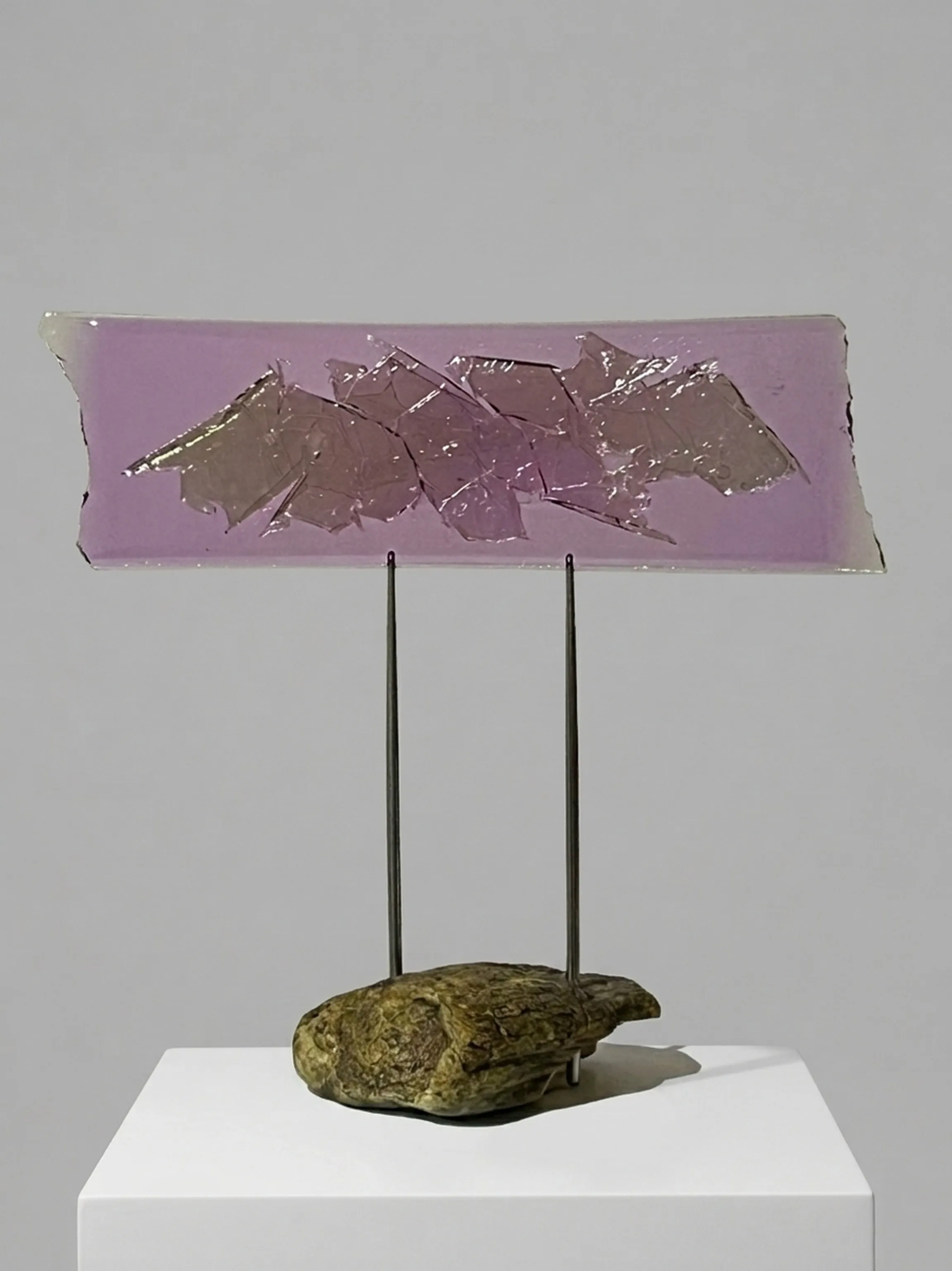 "İsimsiz" eseri TUNCAY KOÇAY tarafından 2026 yılında 34x34x14 cm ölçülerinde Polyester reçine, metal, doğal taş tekniği ile yapılmıştır.
