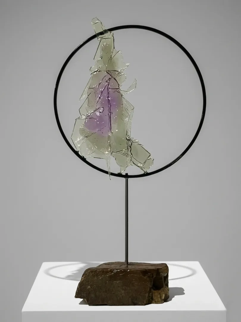 yakınlaştır "İsimsiz" eseri TUNCAY KOÇAY tarafından 2026 yılında 27x51x10 cm ölçülerinde Polyester reçine, ahşap, metal, doğal taş tekniği ile yapılmıştır.