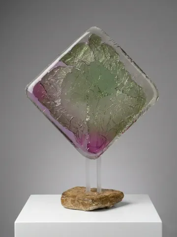 TUNCAY KOÇAY — “İsimsiz”, 2026 "İsimsiz" eseri TUNCAY KOÇAY tarafından 2026 yılında 40x53x15 cm ölçülerinde Polyester reçine, cam, doğal taş tekniği ile yapılmıştır.
