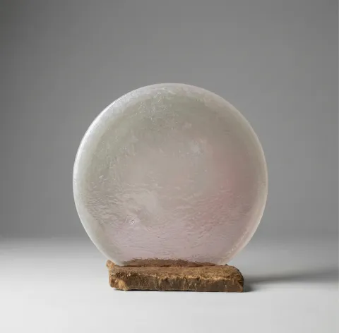 TUNCAY KOÇAY — “İsimsiz”, 2026 "İsimsiz" eseri TUNCAY KOÇAY tarafından 2026 yılında 26x26x10 cm ölçülerinde Polyester reçine, doğal taş tekniği ile yapılmıştır.