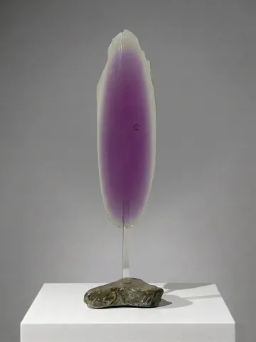 TUNCAY KOÇAY — “İsimsiz”, 2026 "İsimsiz" eseri TUNCAY KOÇAY tarafından 2026 yılında 15x55x10 cm ölçülerinde Polyester reçine, cam, doğal taş tekniği ile yapılmıştır.