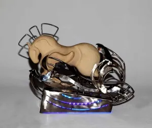 ARİF ÇEKDERİ tarafından 2013 yılında 48x37x10 cm ölçülerinde Paslanmaz Çelik, Seramik, Led Işık tekniği ile yapılmıştır.