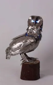 ARİF ÇEKDERİ tarafından 2013 yılında 52x27x17 cm ölçülerinde Paslanmaz Çelik, Ahşap, Lamba tekniği ile yapılmıştır.