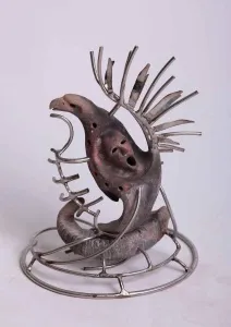 ARİF ÇEKDERİ tarafından 2013 yılında 31x27x41 cm ölçülerinde Paslanmaz Çelik, Seramik tekniği ile yapılmıştır.