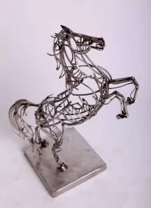 ARİF ÇEKDERİ tarafından 2013 yılında 43x36x62 cm ölçülerinde Paslanmaz çelik tekniği ile yapılmıştır.