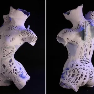 MİNE POYRAZ tarafından 2023 yılında 57x36x22 cm ölçülerinde Seramik Ajur tekniği ile yapılmıştır.