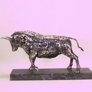 ÖZER AKTAŞ tarafından 2023 yılında 32x17x7 cm ölçülerinde Demir yontu tekniği ile yapılmıştır.