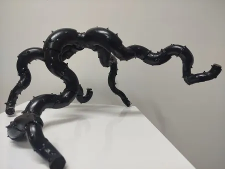 DOĞAN KARAKILIÇ tarafından 2026 yılında 57x24x46 cm ölçülerinde Metal, karışık teknik tekniği ile yapılmıştır.
