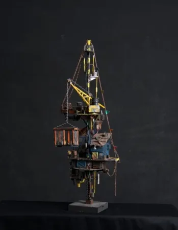 MELİH ŞENTÜRK tarafından 65x23x23 cm ölçülerinde Geri dönüşüm, akrilik boya tekniği ile yapılmıştır.