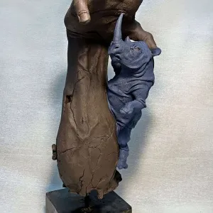 BUĞRA ÖZER tarafından 2022 yılında 47x17x20 cm ölçülerinde Stoneware Kil,  serbest elle şekillendirme,  1150°C tekniği ile yapılmıştır.