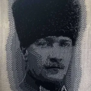 HÜLYA KANDEMİR KANBER tarafından 2022 yılında 95x70 cm ölçülerinde karışık teknik (tuval üzeri 13.680 kavale parçası) tekniği ile yapılmıştır.