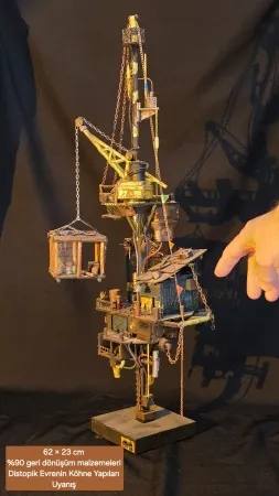 MELİH ŞENTÜRK tarafından 2025 yılında 62x23x20 cm ölçülerinde Atık malzeme, akrilik boya tekniği ile yapılmıştır.