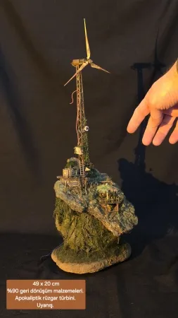 MELİH ŞENTÜRK tarafından 2025 yılında 49x20x20 cm ölçülerinde Atık malzeme, akrilik boya tekniği ile yapılmıştır.