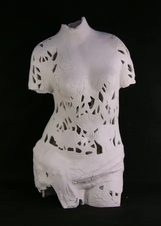 MİNE POYRAZ tarafından 2026 yılında - cm ölçülerinde Seramik Ajur Tekniği tekniği ile yapılmıştır.