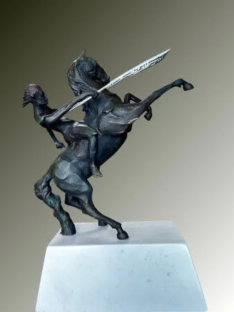 VOLKAN DEMİR tarafından 2026 yılında 54x33x20 cm ölçülerinde Mermerit döküm tekniği ile yapılmıştır.