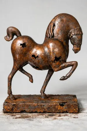 CEM GÜNEY ÇEVİKBAŞ tarafından 2026 yılında 50x40x12 cm ölçülerinde Polyester, demir tozu tekniği ile yapılmıştır.