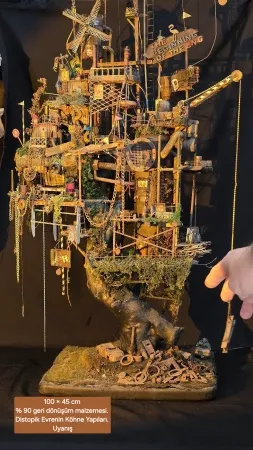 MELİH ŞENTÜRK tarafından 2025 yılında 100x45x35 cm ölçülerinde Atık malzeme, akrilik boya tekniği ile yapılmıştır.