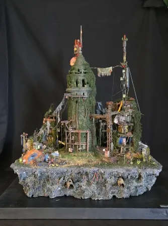 MELİH ŞENTÜRK tarafından 2025 yılında 46x104x37 cm ölçülerinde Atık malzeme, akrilik boya tekniği ile yapılmıştır.