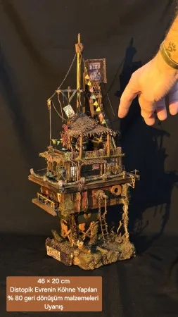 MELİH ŞENTÜRK tarafından 2025 yılında 100x45x45 cm ölçülerinde Atık malzeme, akrilik boya tekniği ile yapılmıştır.