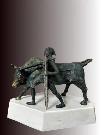 VOLKAN DEMİR tarafından 2026 yılında 34x39x23 cm ölçülerinde Mermerit döküm tekniği ile yapılmıştır.