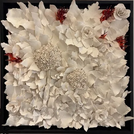 DİLA NAZ AKGÜN tarafından 2026 yılında 50x50 cm ölçülerinde Porselen ve murano cam, karışık teknik tekniği ile yapılmıştır.