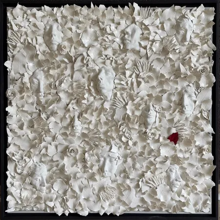 DİLA NAZ AKGÜN tarafından 2026 yılında 100x100 cm ölçülerinde Porselen ve murano cam, karışık teknik tekniği ile yapılmıştır.