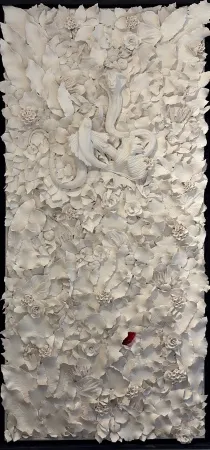 DİLA NAZ AKGÜN tarafından 2026 yılında 150x70 cm ölçülerinde Porselen ve murano cam, karışık teknik tekniği ile yapılmıştır.